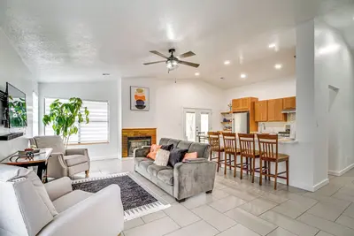 Image de 2 Mi to Petroglyph Nat’l Monument: Updated Home