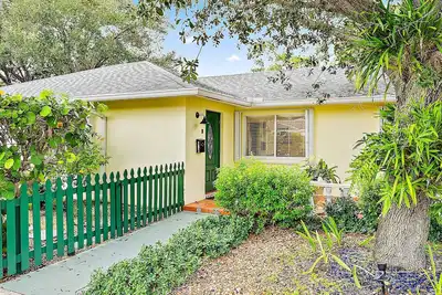 Image de 1 Mi to Shore: Pet-Friendly Lake Worth Beach Home!