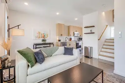 Image de < 2 Mi to Dtwn: Modern Townhome in Knoxville