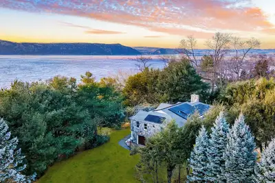 Image de Hudson River Views + Firepit, Patio, Dog Run, Game Room | Stone Manor