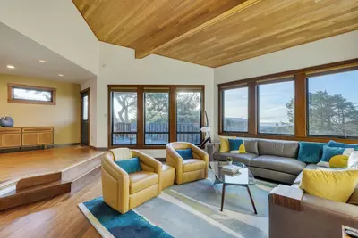Image de Half Block to Beach w/ Oceanview, Patio + Balcony | The Shore Pine by AvantStay
