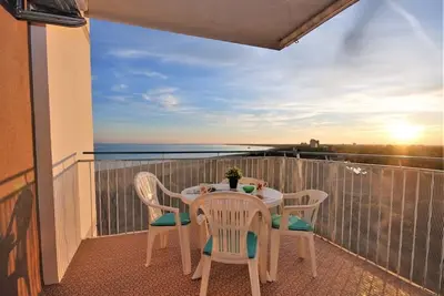 Image de Escapade sur une terrasse au coucher du soleil par Beahost Rentals