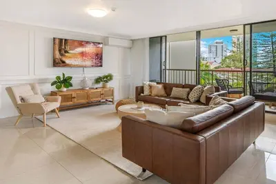 Image de Beautiful light filled 3-bedroom apartment in the heart of Surfers Paradise!