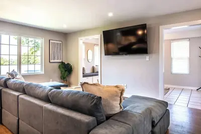 Image de Spacious Home: Downtown & Family Getaways