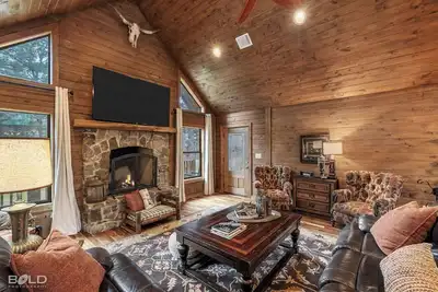 Image de Emerald Isle Lakefront Lodge with Hot Tub