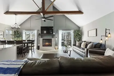 Image de Gorgeous Lake Views_3BR-3Ba Updated Home