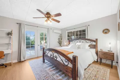 Image de Game room & Fire Pit|Short Walk to Downtown!