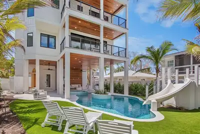 Image de Between the Waves: Large Siesta Key Rental with Pool, Waterslide, & Rooftop Deck