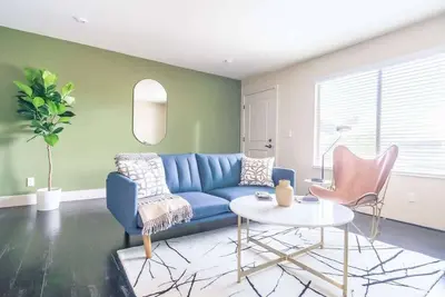 Image de 8 mins to Downtown King Bed | Pool, Parking Gym 03
