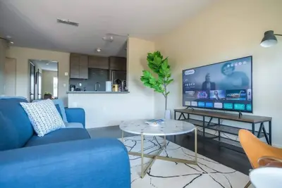 Image de 8 mins to Downtown King Bed | Pool, Parking Gym 05