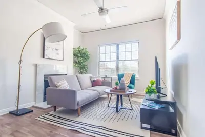 Image de Convenient 1br King Suite Pool, Gym & Parking 01