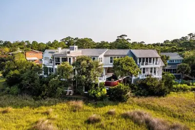 Image de Beauitful marsh front, six bedroom home with infinity pool with hot tub.