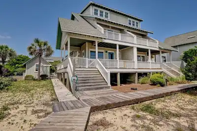 Image de Starfish & Coffee, oceanfront, 3-bedroom beach cottage on Bhi
