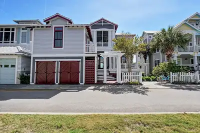 Image de L'Attitude is a beautiful four-bedroom house situated in the harbor.