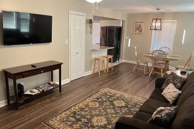 Image de Modern Comfort + Convenient Location!