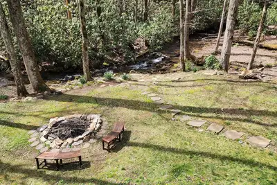 Image de Escape to a peaceful creekside 2-bdrm cabin with WiFi, Ac in Lake Nantahala area