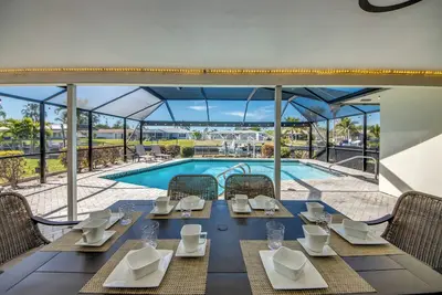 Image de Sea Salt Hideaway - Direct access 3 br/ 2 bath Villa w. heated pool / fishing poles/ dock and lift