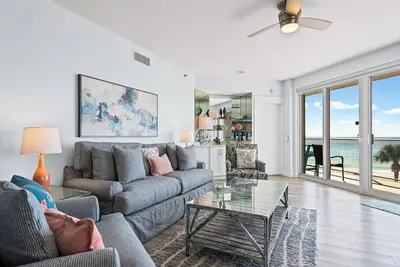 Image de Gulf-front 3br corner unit, updated, balconies, spring & summer ready!