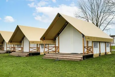Image de Glamping tent equipped with living room, kitchen and bathroom.