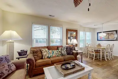 Image de Coastal Condo with golf course view and shared pool access