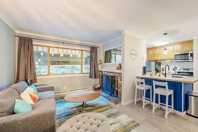 Image de Condo with private beach, pool access, fireplace, WiFi, and nearby amenities