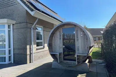 Image de Bungalow with infrared sauna and jacuzzi in the garden