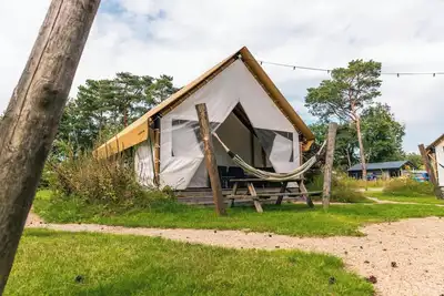 Image de Glamping tent equipped with living room, kitchen and sanitary facilities