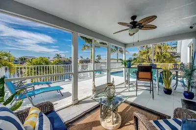 Image de Swift Getaway - Awesome 3 br/ 2 bath waterfront villa w. heated pool, boat lift, tiki hut, bikes