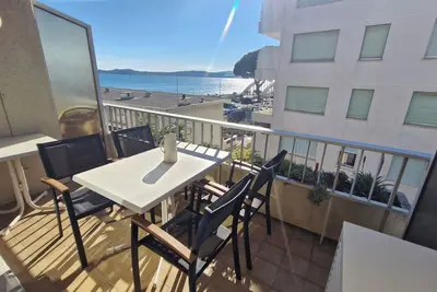 Image de 3 pièces vue mer climatisé avec mezzanine parking plage à pied centre ville