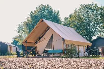 Image de Glamping tent with living room, kitchen and sanitary facilities