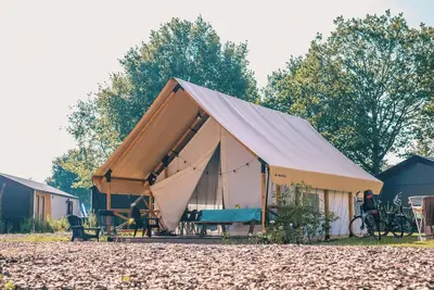 Image de Glamping tent with living room, kitchen and sanitary facilities