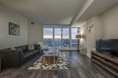 Image de Urban 1br Apt with Skyline Views, On-Site Theater