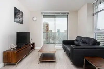 Image de Upscale 2br Apt with Lovely Views, Near Riverfront