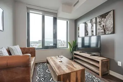 Image de Luxe 1br Apt with City Views, Near Lake Aquitaine