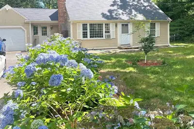 Image de 28 Race Lane - Cape Cod home with private lake & tennis access