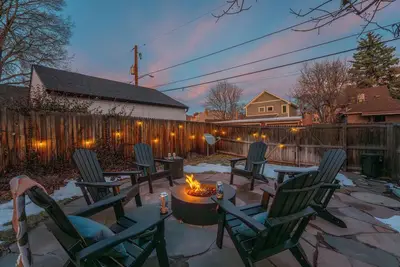 Image de Hot tub, Fire Pit - Serene Victorian Home Steps From Restaurants and Shops