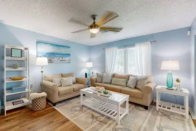 Image de Close to beaches, entertainment, dining and snowbird friendly with Ac and Wd