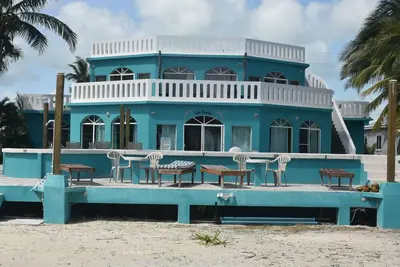 Image de Beach front in welcoming San Pedro w\/ Ac, pool, fitness room, WiFi, kitchenette