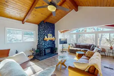 Image de Modern farmhouse cabin w/multiple decks, a fireplace & A/C-close to outdoor fun