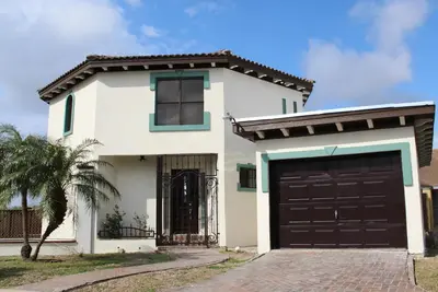 Image de Charming Spanish Home in the Heart of Brownsville