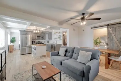 Image de Fully-stocked home with cowboy pool & luxury beds