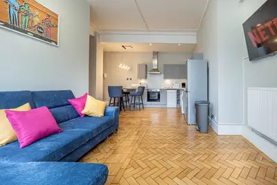 Image de Historic Bank Building | 2 Bedrooms | Sleeps 6