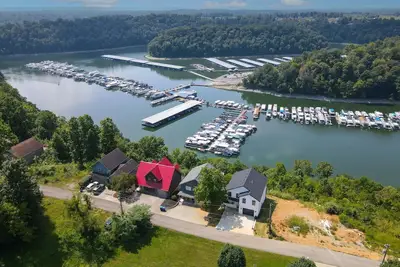 Image de Beautiful \"Harborview at Lake Cumberland\" overlooking Lee's Ford Marina.