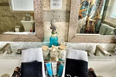 Image de Charmingly decorated, beautiful lagoon front beach house in Little Egg Harbor
