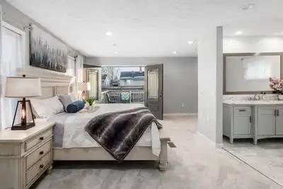 Image de Spacious 6-Bedroom Masterpiece Newly Renovated and ready for Large/Any Group