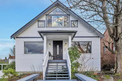 Image de 5 Mi to Dtwn Seattle: Home w\/ Ocean & City Views