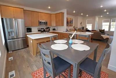 Image de Modern 3br Ski Retreat | Mountain Views & Garage