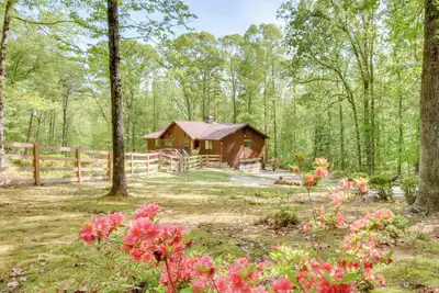 Image de 2 Mi to Toccoa Falls: Cozy Getaway w\/ Fire Pit!