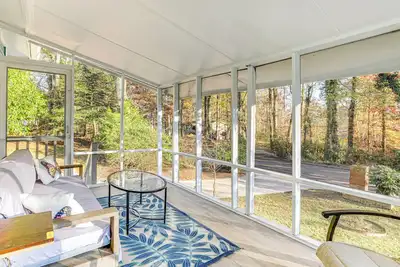Image de 1 Mi to Stone Mountain Park: Outdoor Haven!