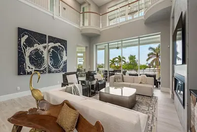 Image de Luxury Waterfront Retreat - 6br - Heated Pool - Walk to Beach